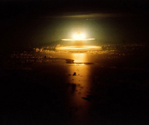 ryandonato:  Shot of U.S. nuclear test Yeso, part of Operation Dominic, conducted on Christmas Island, aka Kiritimati, South Pacific, June 10, 1962.
