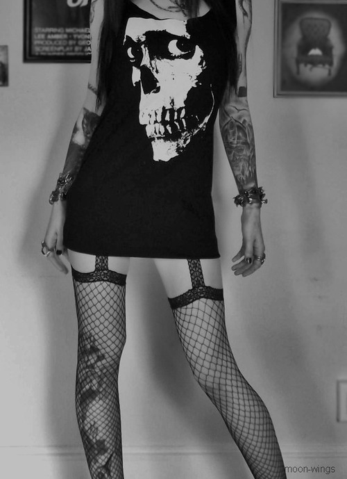 hotinkedgirls:  dark but sexy #hotinkedgirls