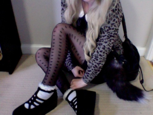 w-horeny:  click on my ‘gain followers’ tab on my blog and choose how much you wish to g