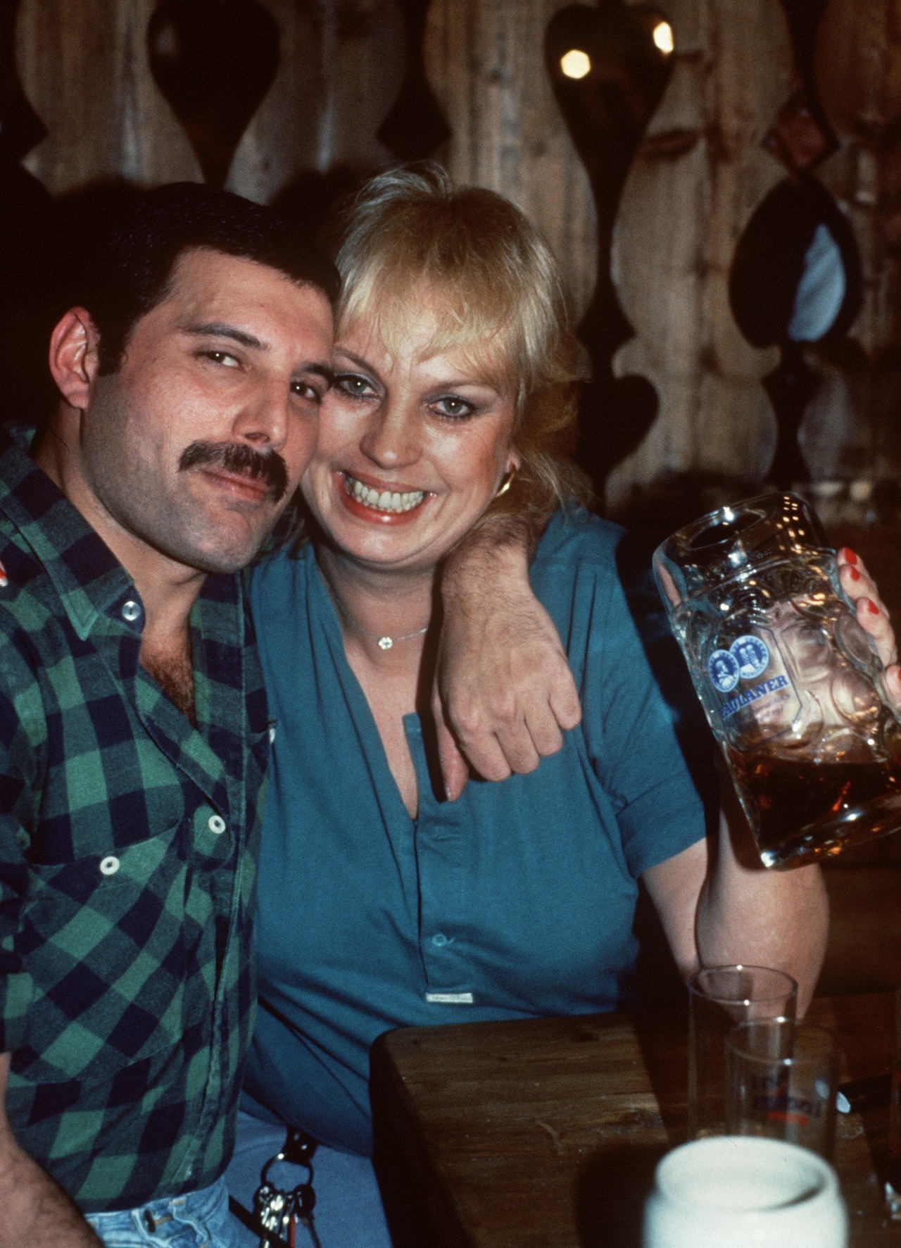 German actress Barbara Valentin is hugged by British rock singer Freddie Mercury on the 3rd of October 1984 in a restaurant in Munich.
Photo by Ursula Düren