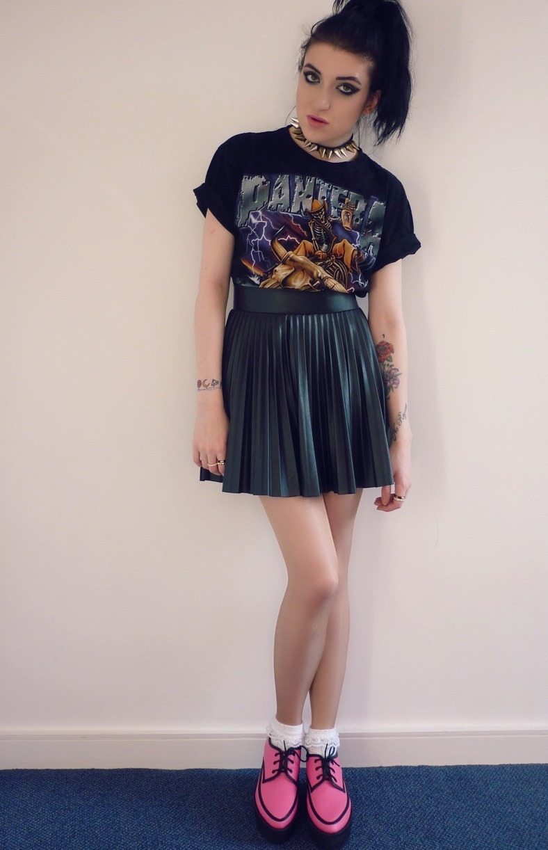 hailsataneatcupcakes:  leannewoodfull:  My AMAZING skirt is from Lashes of London,
