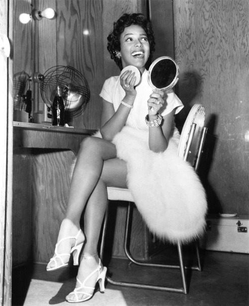 gwendolyne85:Dorothy Dandridge pendant le tournage du film ” Carmen Jones “, en 1954.