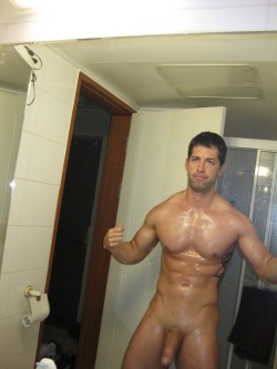 myfavoritemen:  Huge dick!! 