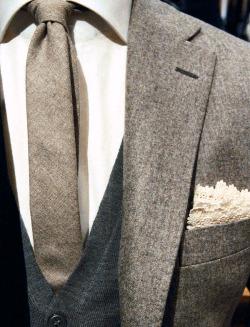 thetieguy:  awesome pocket square. 