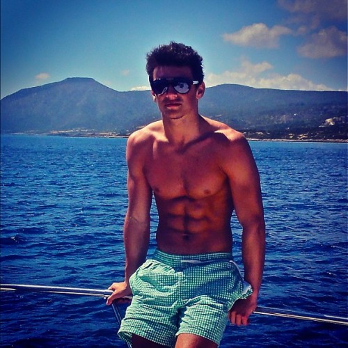 livinglifewithderek:  http://tinyurl.com/d472uj2