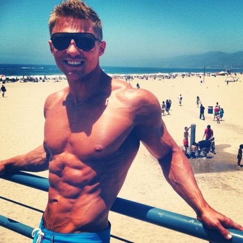 livinglifewithderek:  http://tinyurl.com/d472uj2