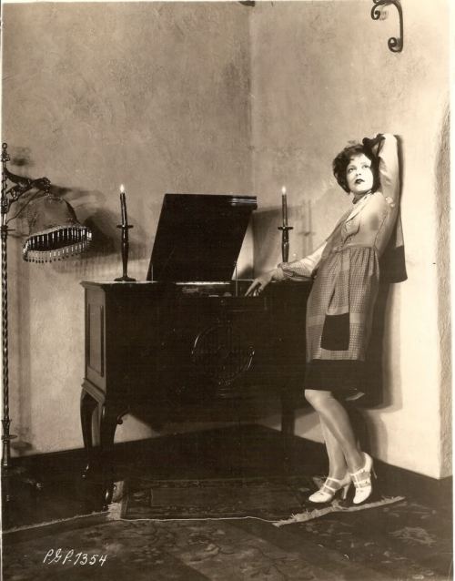 miss-flapper: Clara Bow at home, 1920s