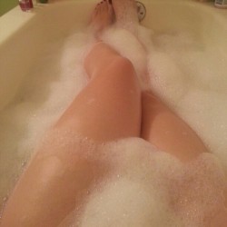 carronrebekah:  Bubble bath time! #legs #bath #self #selfie #bubbles #water #yay #relaxation #losingweight #weirdfeet