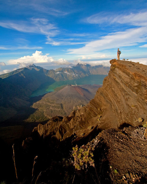Looking out over the crater of Gunung Rinjani Volcano, Indonesia (by Bas Schonenberg).