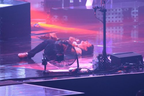 this-song-is-called-bliss:Matt Bellamy what the fuck are you doing get your lazy arse off the floor 