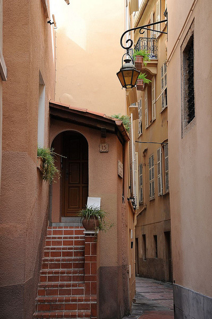 Narrow side street in the old part of Monaco-Ville (by Eric-P).