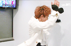 soshinim-deactivated20130428:  Kyung bowing cutely then automatically freaks out