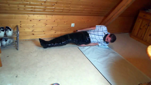 mummyhavok81:  mrkristoferweston:  INGENIOUS! Selfbondage Mummification - but how do you get out?  It takes A LOT of work, coming from someone who almost got stuck doing this once…
