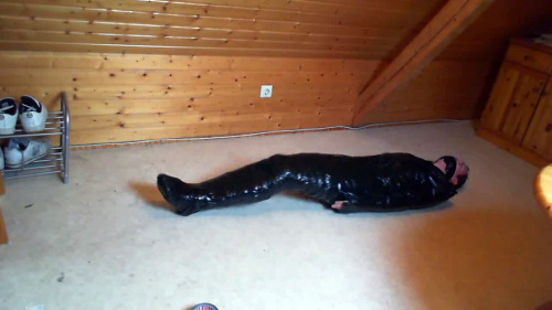 mummyhavok81:  mrkristoferweston:  INGENIOUS! Selfbondage Mummification - but how do you get out?  It takes A LOT of work, coming from someone who almost got stuck doing this once…