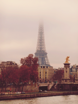 luchien:  The Eiffel Tower One of the pictures I’ve taken during my school trip in Paris :) 