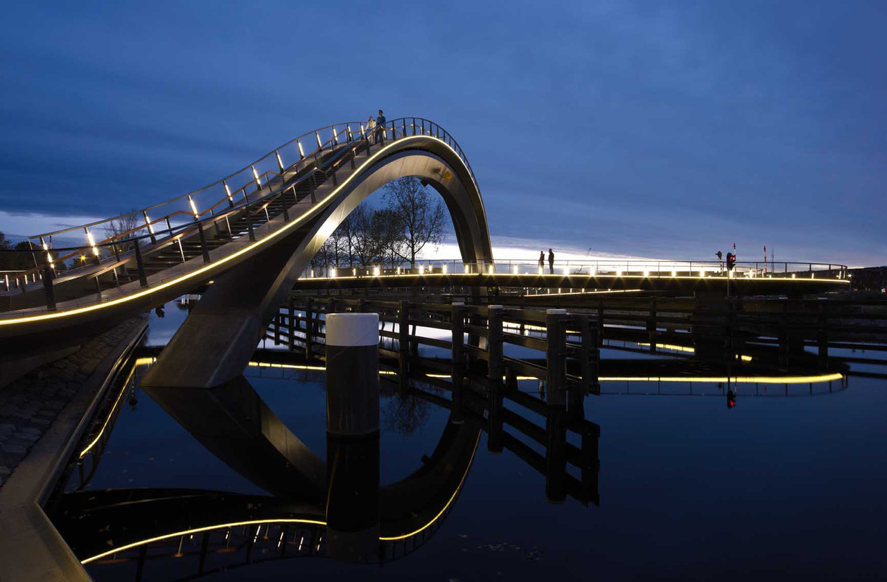 estimfalos:  The Melkwegbridge is located in Purmerend, the Netherlands. The bridge