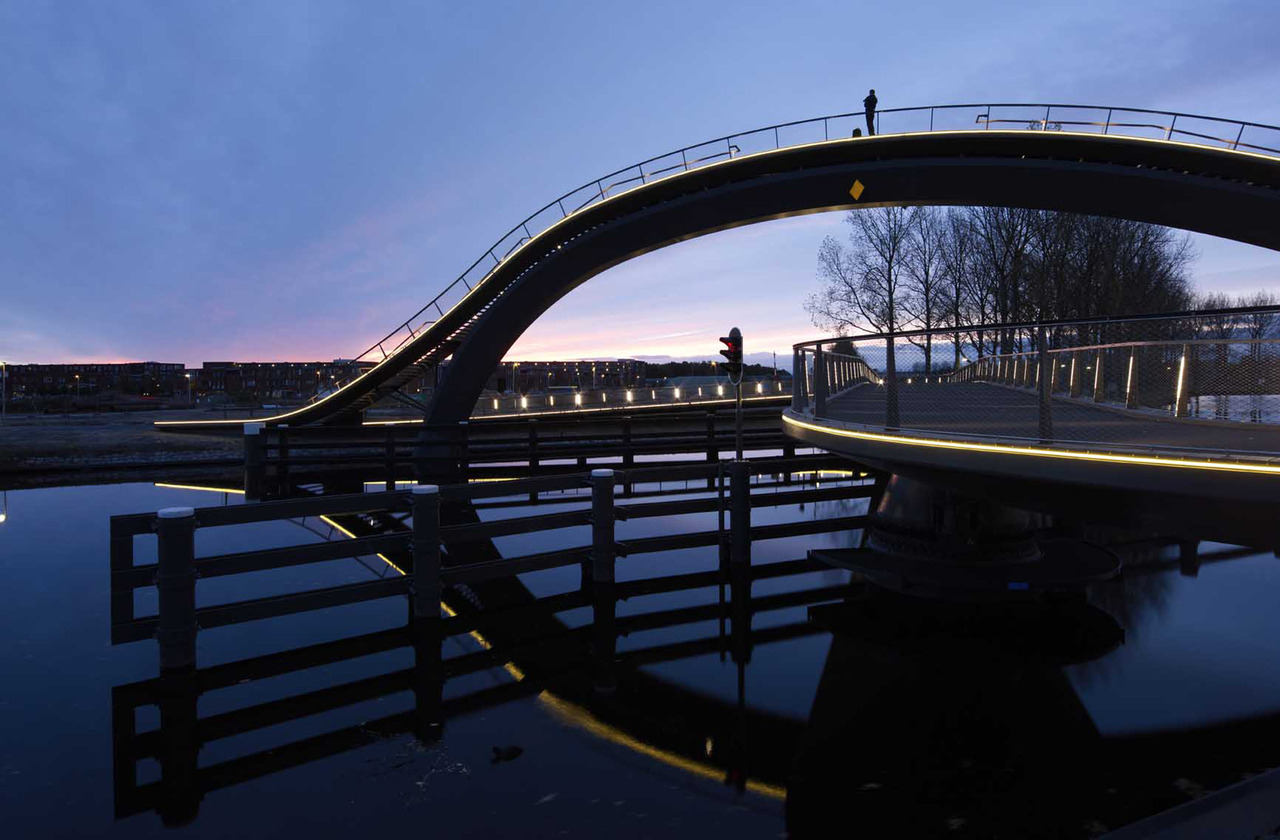 estimfalos:  The Melkwegbridge is located in Purmerend, the Netherlands. The bridge