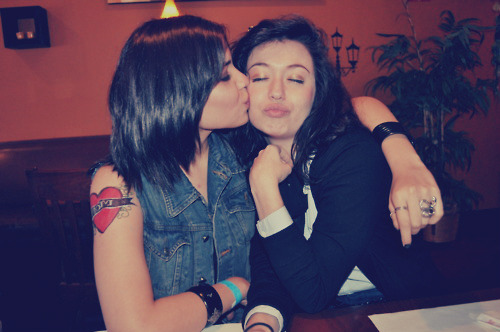 lipstick-lesbian:  ♀♡♀ 