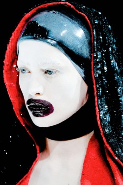 kill-for-fashion:   Alexander McQueen Autumn/Winter 2009  