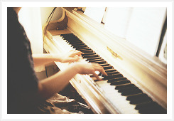  AU Meme  x Niall ↳ You spend a lazy Sunday with Niall in bed reading and he teaches you how to play the piano 
