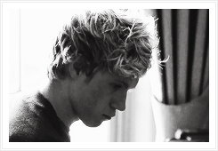  AU Meme  x Niall ↳ You spend a lazy Sunday with Niall in bed reading and he teaches you how to play the piano 