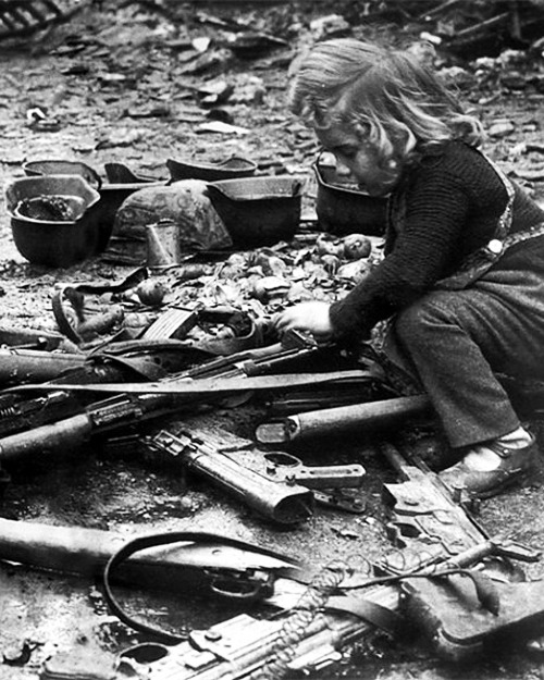 itsjohnsen:  A child plays with guns left in the streets of Berlin, 1945. Bundesarchiv