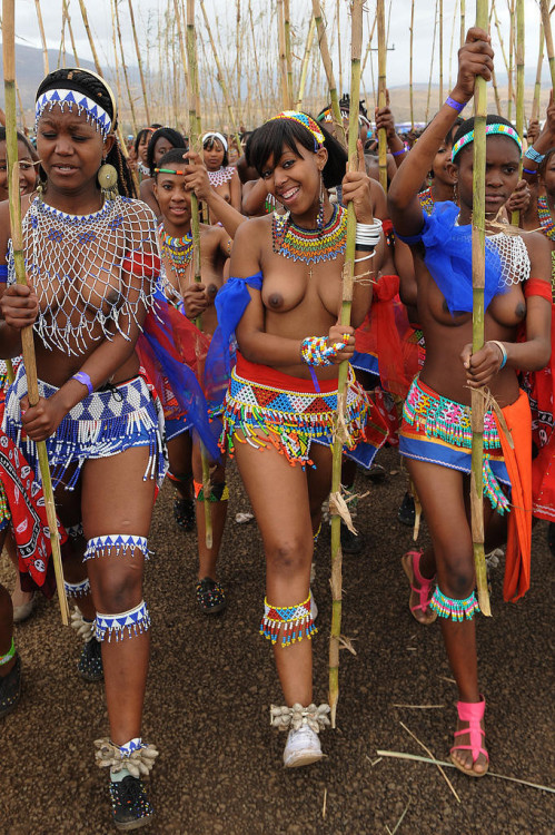 tinyhousedarling:  darkandlovelydivas:  Afreaka  Are those beaded!?  That is amazing!!