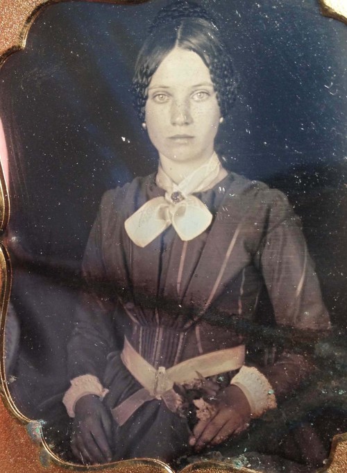 nikolaevnas:southcarolinadove:carolathhabsburg:Gorgeous lady. Early 1850sLook at her freckles. I lov