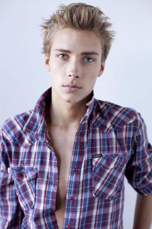 dreamyfitboys:  mycockloverfan:  Wow!!  Him and more at Dreamy Fit Boys (18+) 