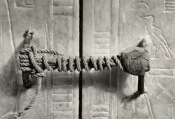 therealopinionofme:  Tutankhamun’s ancient crypt seal.