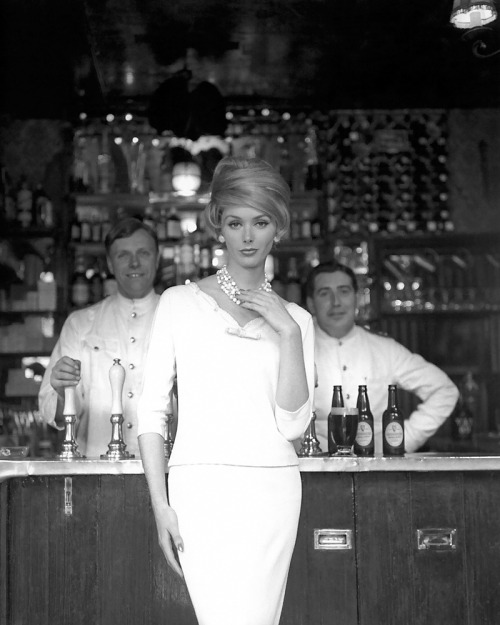 Model Lucinda Hollingsworth; photo by Georges Dambier; London, 1959.