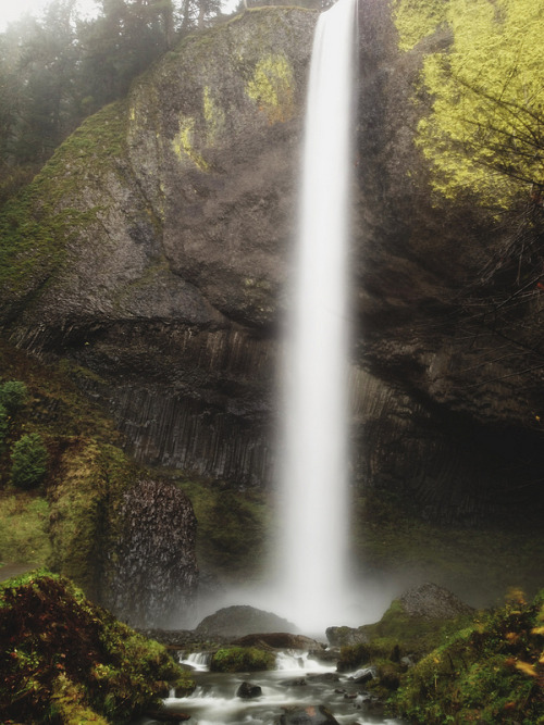 A full shot of Latourell Falls and it’s columnar basalt. 