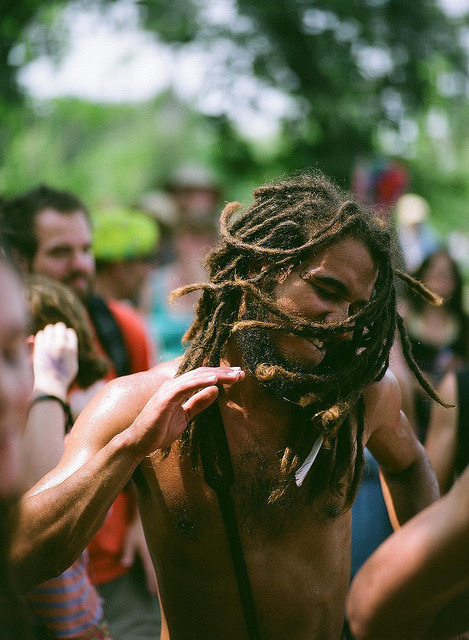 seavidafossebela:  Se a Vida Fosse Bela:   ♪ Bob falou : caia no reggae, não faz mal hoje o sol mostrou toda beleza, clareando o dia levantando o astral de tanta luz, surgiu uma idéia então, celebrar o reggae e a vida… ♪  