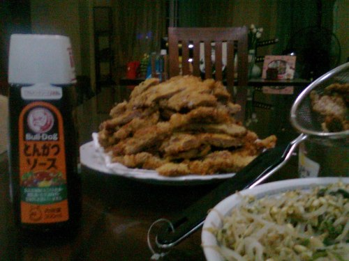 is taim for lodef phone pictoors! Today I cooked a BIIIIG tonkatsu mountain! We didn’t have ca