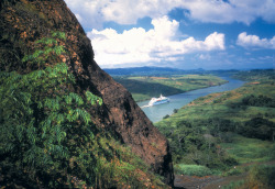 alibertinemusing-seas:  THE PANAMA CANAL: BETWEEN TWO SEAS