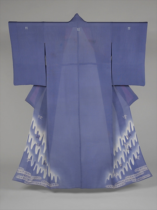 Summer unlined silk kimono with pattern of plovers in flight.  Taisho period, Japan (1912-1927). &ld