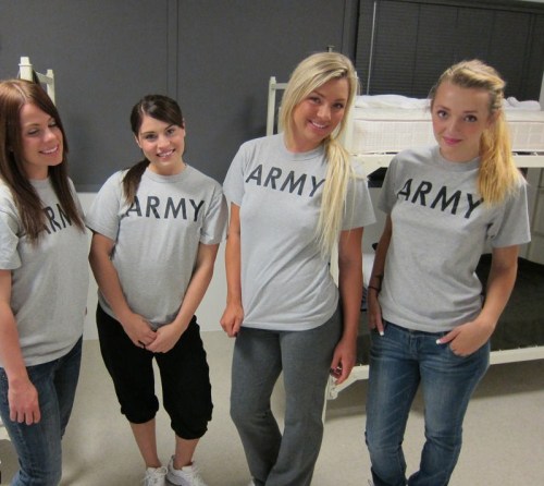 kicerbackgl:  allan1375:  thekinkydevil:  Army Girls Love Pussy   Some hot chicks :)  Hazing new recruits