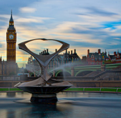 tumblropenarts:   Revolving Torsion Revolving Torsion is a kinetic statue/fountain designed by the renowned Russian Sculpture Naum Gabo. The piece itself sits in the Gardens of St Thomas’ Hospital, on the Southbank of the River Thames. Despite the Gardens