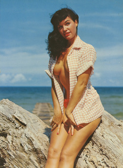 retrogirly:   Bettie Page   Absolutely love