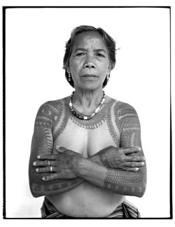 critink:   Up in the rice terraces of the Cordillera mountain range of the Philippines live the last few tattooed women of Kalinga. Traditional tattooing is seen as archaic and painful by the younger generations of Kalingas. As an Indigenous group that