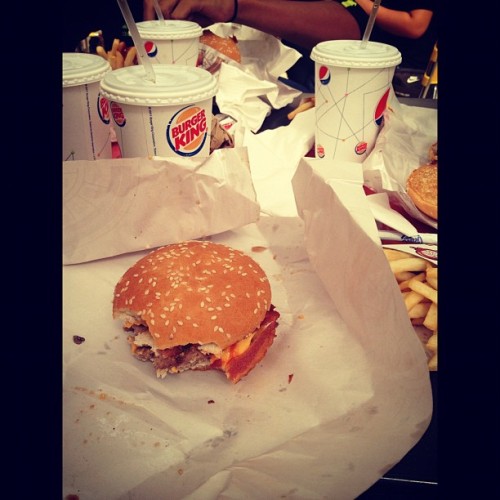 Burger kind with friends #burger #burgerkind #sambil #friends #saturday #igdaily #igaddict #iphoneas