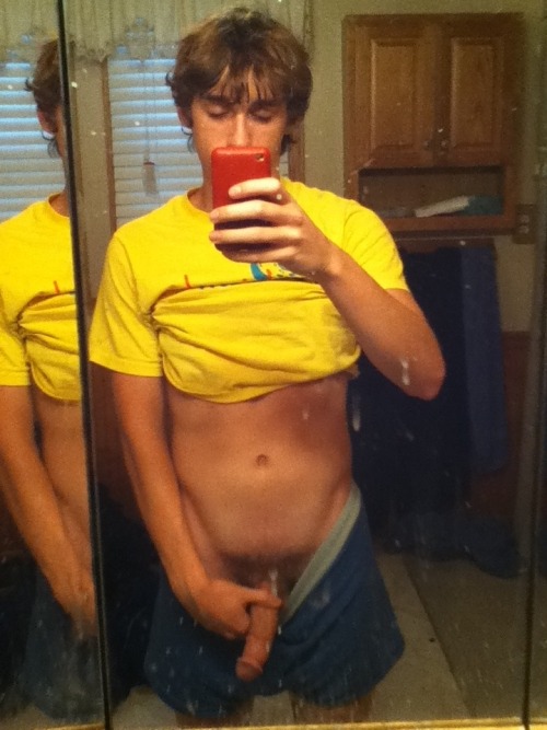 hot-naked-male-self-pics:  Smooth, cut twink!