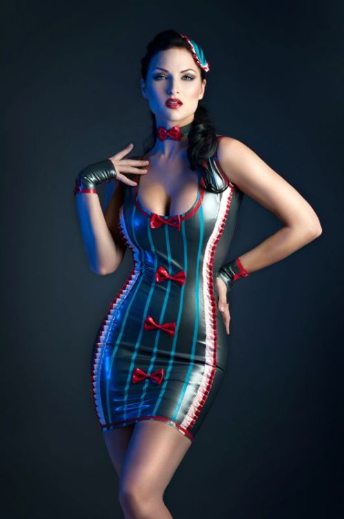 latexpics: One of those shots that deserves to be re-blogged every time it appears in my feed. Model