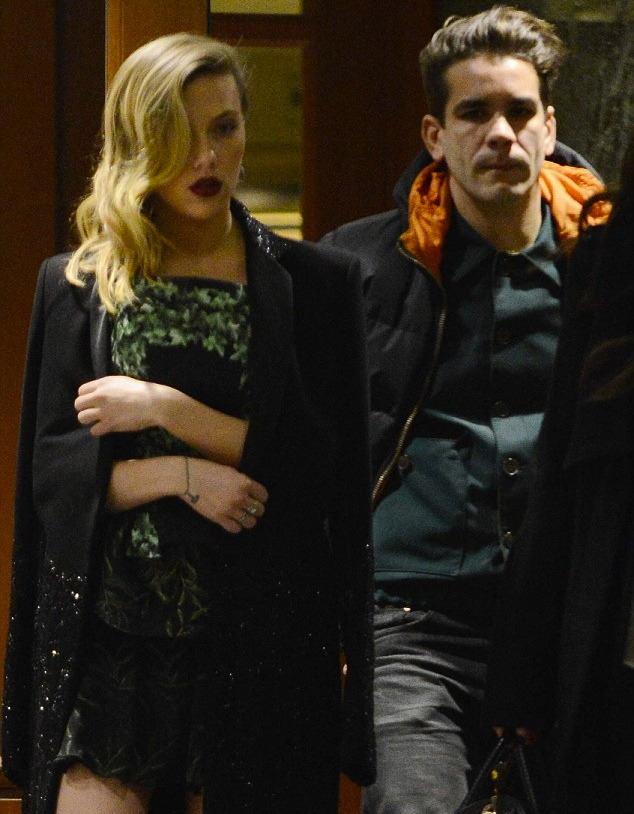 lostinscarlett:  Scarlett Johasson and new boyfriend Romain Dauriac leaving the ‘Hitchcock’