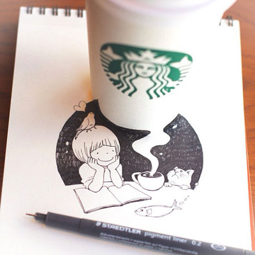 cutiecowba:  coffee-tea-and-sympathy:  Starbucks Cups Become 3D DrawingsTomoko Shintani from Japan, starts her doodles on a piece of paper and continues them onto the cups, which gives a bit of a 3D feeling to it. Her cartoons feature a girl, usually