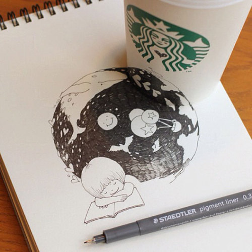cutiecowba:  coffee-tea-and-sympathy:  Starbucks Cups Become 3D DrawingsTomoko Shintani from Japan, starts her doodles on a piece of paper and continues them onto the cups, which gives a bit of a 3D feeling to it. Her cartoons feature a girl, usually