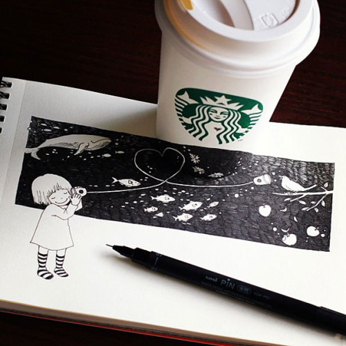 cutiecowba:  coffee-tea-and-sympathy:  Starbucks Cups Become 3D DrawingsTomoko Shintani from Japan, starts her doodles on a piece of paper and continues them onto the cups, which gives a bit of a 3D feeling to it. Her cartoons feature a girl, usually