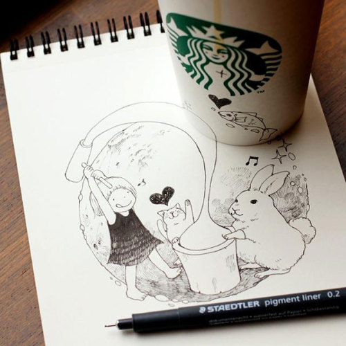 cutiecowba:  coffee-tea-and-sympathy:  Starbucks Cups Become 3D DrawingsTomoko Shintani from Japan, starts her doodles on a piece of paper and continues them onto the cups, which gives a bit of a 3D feeling to it. Her cartoons feature a girl, usually