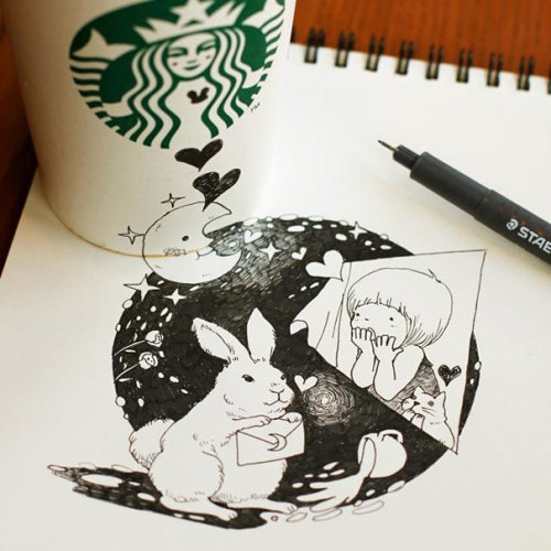 cutiecowba:  coffee-tea-and-sympathy:  Starbucks Cups Become 3D DrawingsTomoko Shintani from Japan, starts her doodles on a piece of paper and continues them onto the cups, which gives a bit of a 3D feeling to it. Her cartoons feature a girl, usually