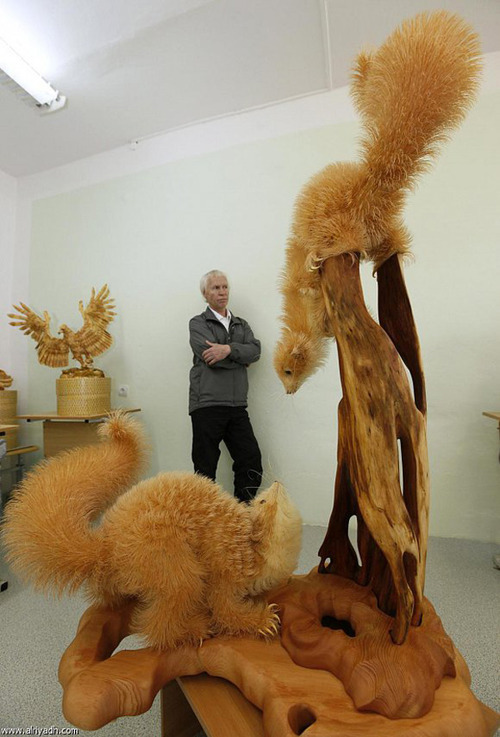 f-l-e-u-r-d-e-l-y-s:Sergey Bobkovworks with wood chips. The 55 year old Russian artist uses ceder st